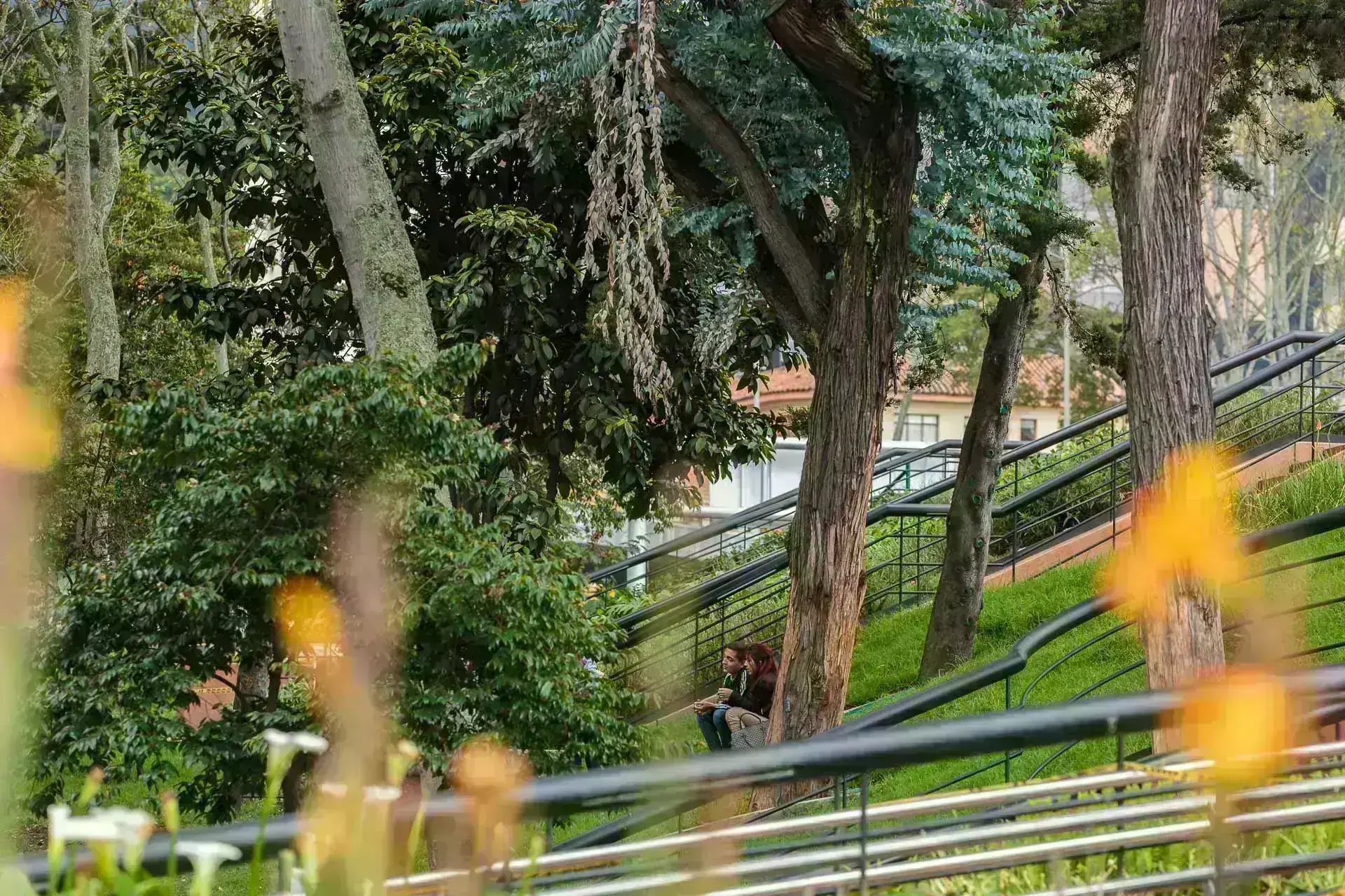 Plazas elevadas y terrazas de concreto del Parque Bicentenario en Bogotá, diseñado por Mazzanti Arquitectos sobre la Calle 26.